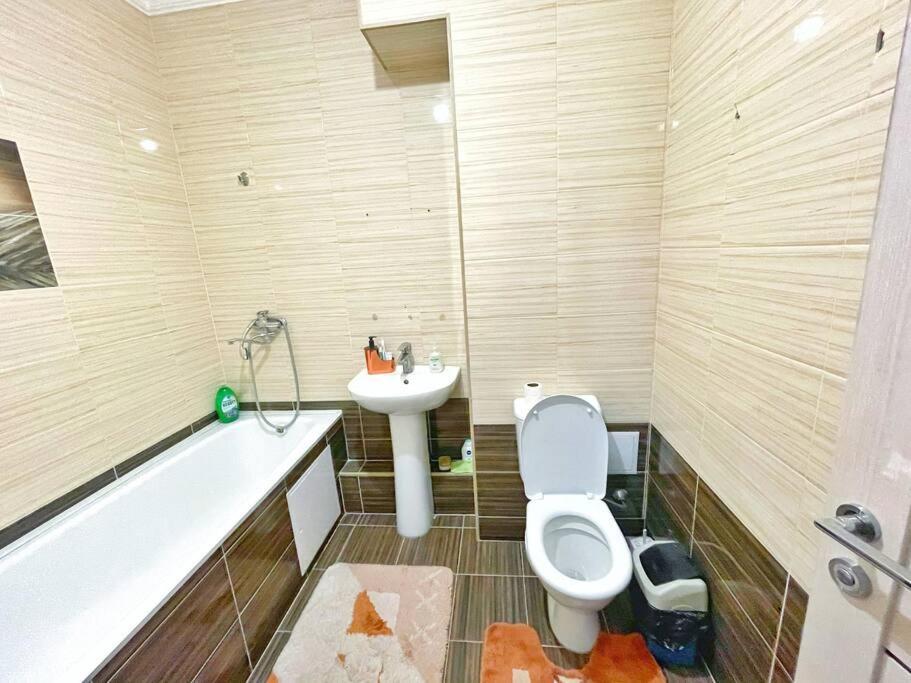 Уютная Квартира В Центре Возле Адк Almaty Exterior photo